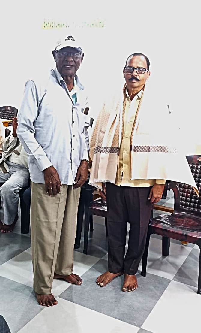 Honouring Satya narayana Garu by D Ananth Reddy Garu in teachers day program.jpg